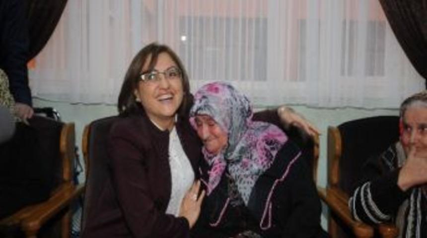 Bakan Şahin, Huzurevini Ziyaret Etti