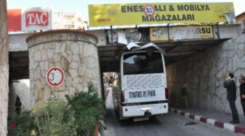 Tiyatrocuları Taşıyan Otob&uuml;s K&ouml;pr&uuml;ye Takıldı