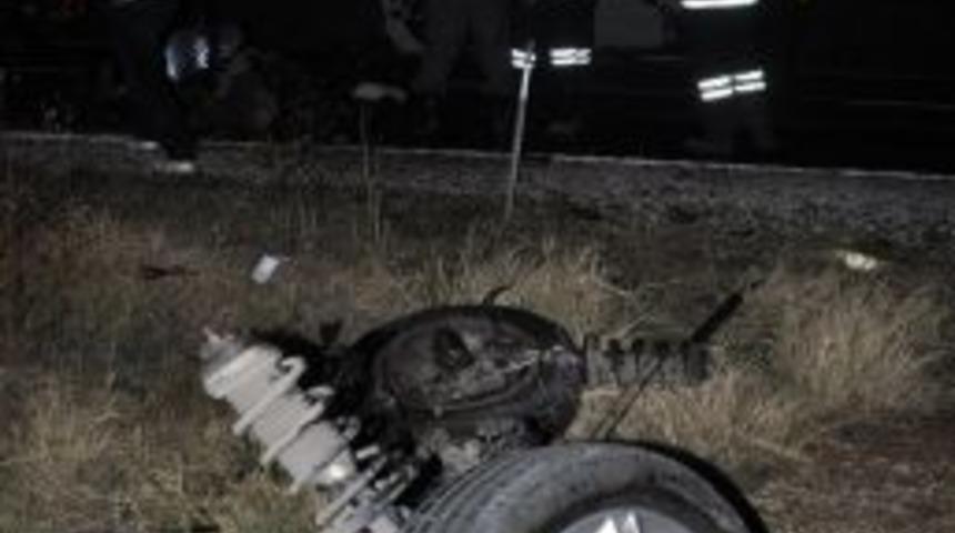 Kamyonet Ile Otomobil &Ccedil;arpıştı: 1 &Ouml;l&uuml;, 3 Yaralı