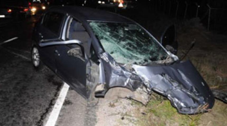 Otomobil ikiye ayrıldı: 1 &ouml;l&uuml;, 3 yaralı