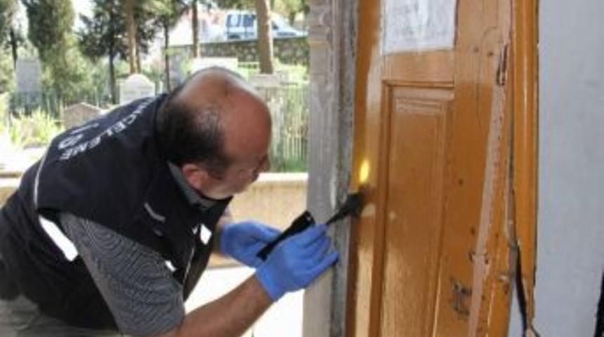 T&uuml;rbenin Kapısını Tekmeyle Kırıp, Yardım Kutusunu B&ouml;yle &Ccedil;aldılar...(&ouml;zel Haber)