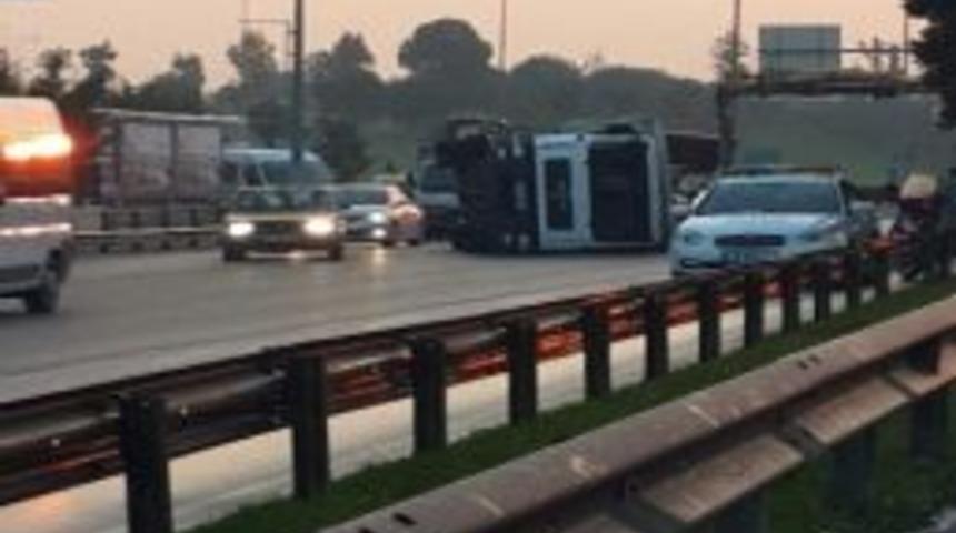 Bursa'da Kamyon Devrildi, Hayat Durdu