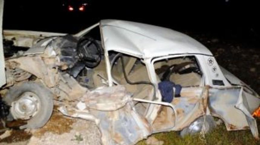 Kamyonla Otomobil Kafa Kafaya &Ccedil;arpıştı: 3 Yaralı