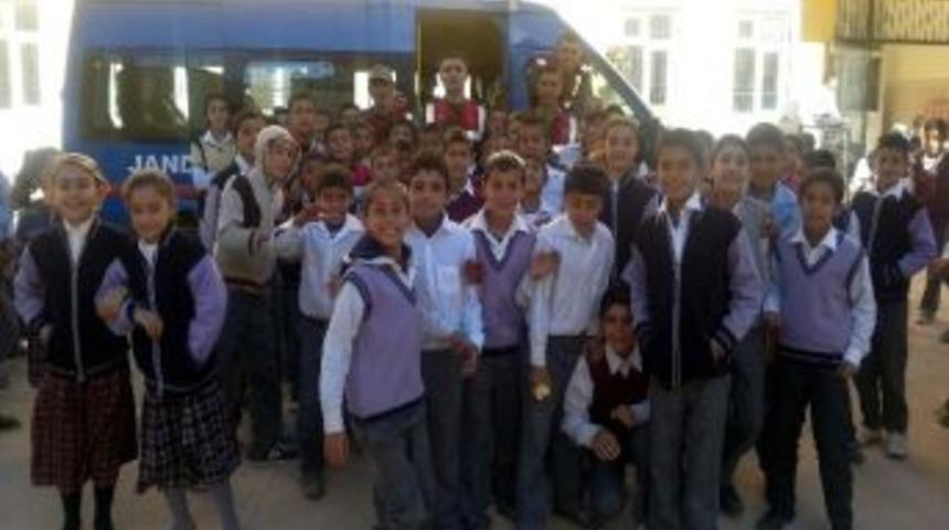 Jandarmadan &Ouml;ğrencilere &Ccedil;anta Yardımı