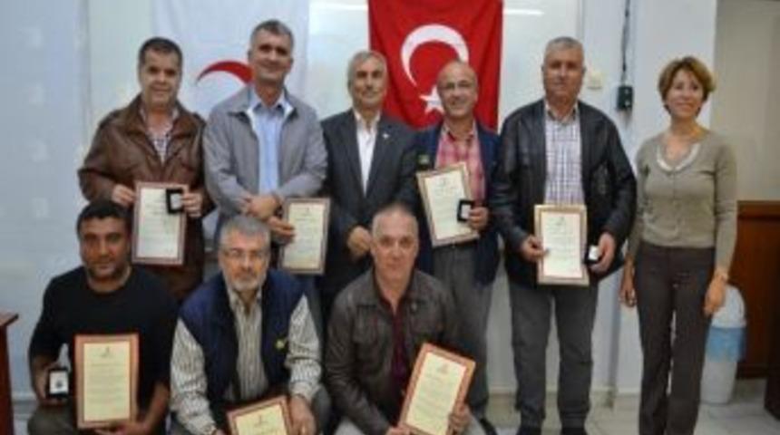 &Ouml;nce Madalya Aldılar, Sonrada Kan Verdiler