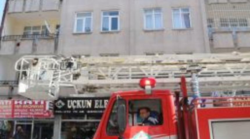 &Ccedil;atıda Mahsur Kalan Kediyi Itfaiye Kurtardı