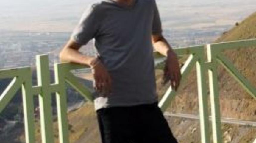 Kendisini Bıçaklayan Çocuk Hayatını Kaybetti