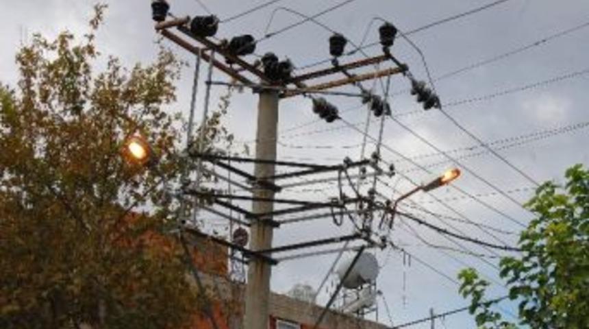 G&uuml;nd&uuml;z Yanan Aydınlatma Lambalarına Tepki