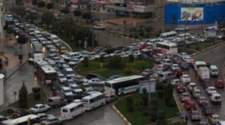 Adana'da Trafiği Yol &Ccedil;alışması Değil, Artan Ara&ccedil; Sayısı Kilitliyor