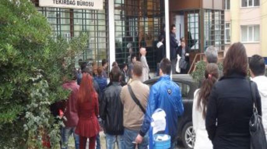 &Ouml;ğrenciler A&Ouml;F Kayıt Kuyruklarına &Ccedil;&ouml;z&uuml;m Bekliyor