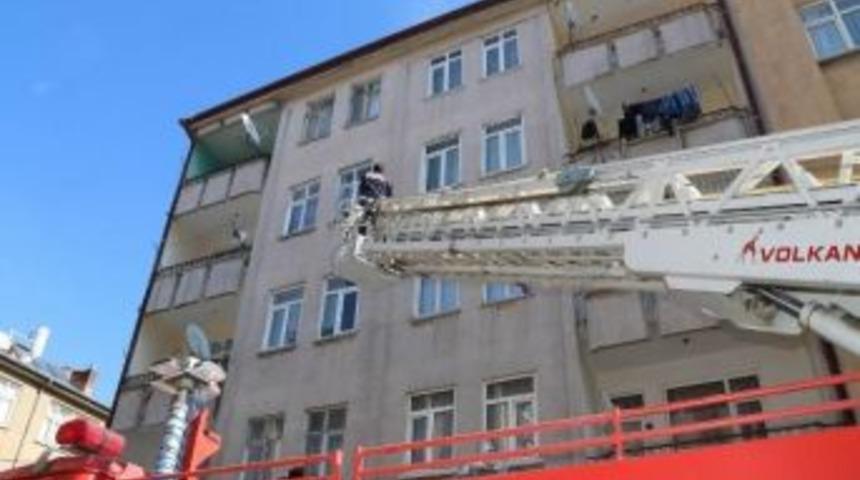 &Ccedil;atıda Kedi Kurtarma Operasyonu