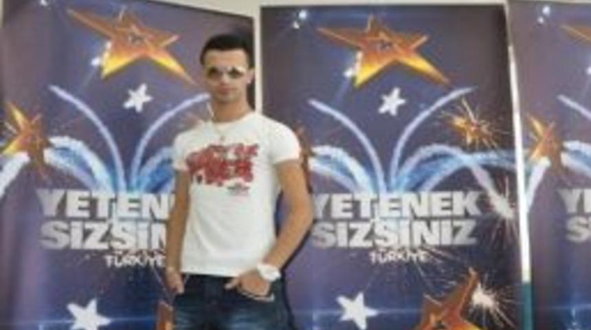 Yetenek Sizsiniz T&uuml;rkiye Yarışmasına Katılan &Ouml;mer, İki Evetle Turu Ge&ccedil;ti