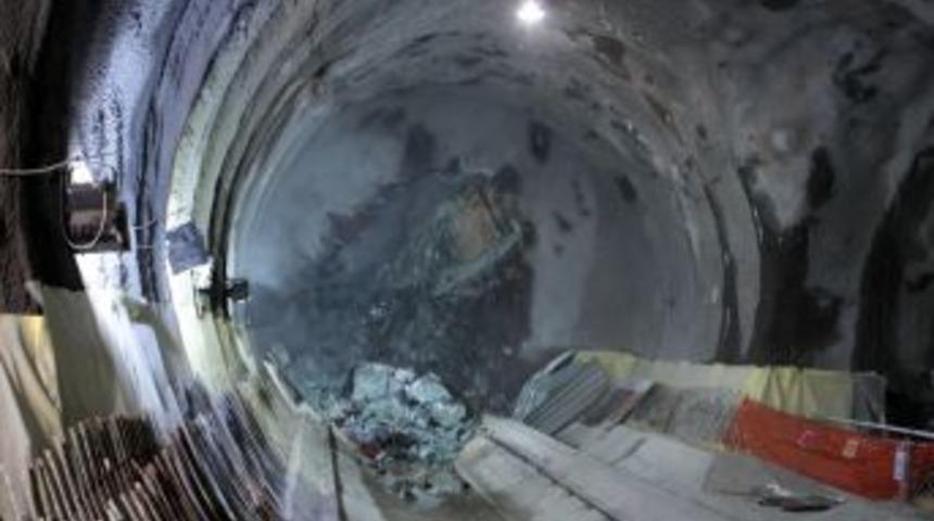 &Uuml;sk&uuml;dar-Sancaktepe Metrosunda T&uuml;neller Birleşti