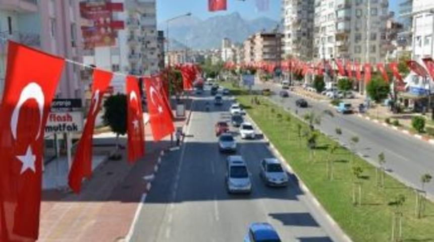 Konyaaltı 10 Bin Türk Bayrağı İle Süslendi