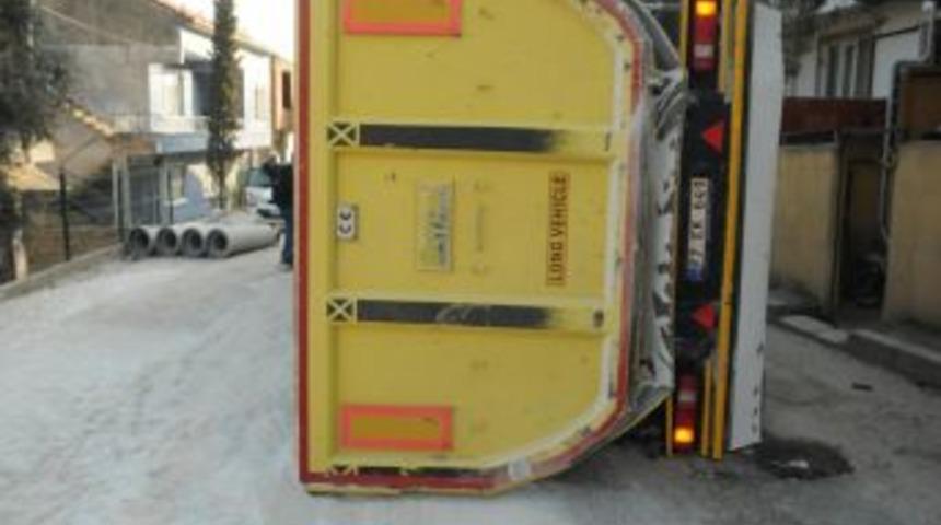 Freni patlayan TIR &ouml;ğrenci servisine &ccedil;arptı