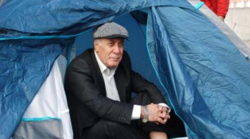 Eski Milletvekili Alınak, Kandıra Cezaevi &Ouml;n&uuml;nde &Ccedil;adır Kurdu