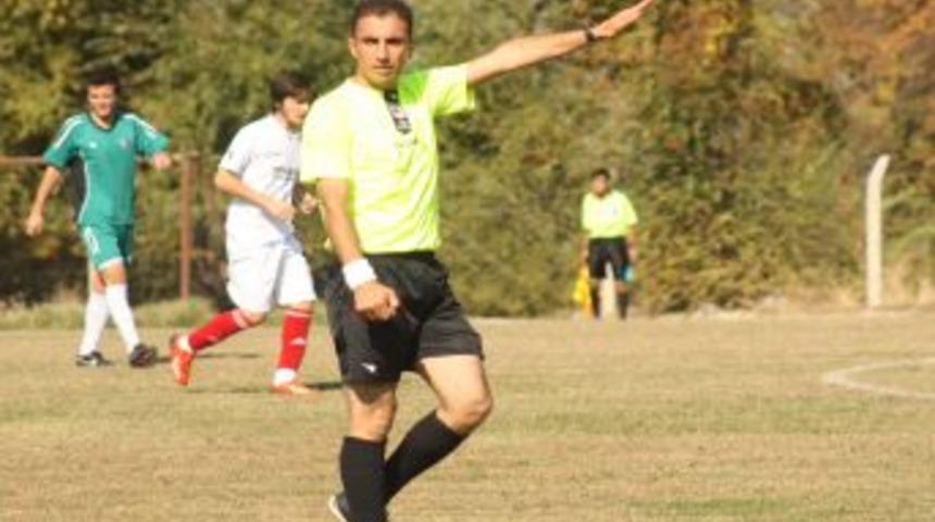 Bu Hakem Trafik Kurallarına Uymayanlara Da Ceza Veriyor