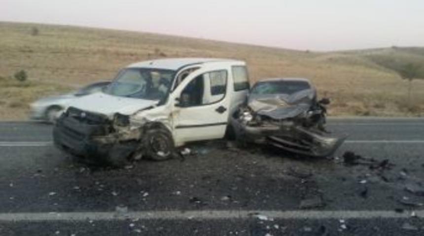 Afyonkarahisar&rsquo;da Ticari Ara&ccedil;la Otomobil &Ccedil;arpıştı: 6 Yaralı