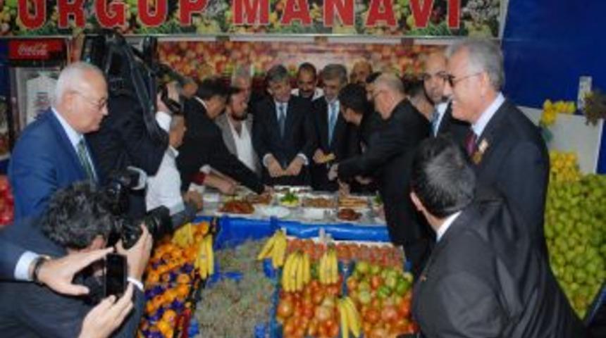 Esnafın &Ouml;ğle Yemeği I&ccedil;in Kurduğu Sofraya Misafir Olan G&uuml;l, Pide Ve &Uuml;z&uuml;m Yedi