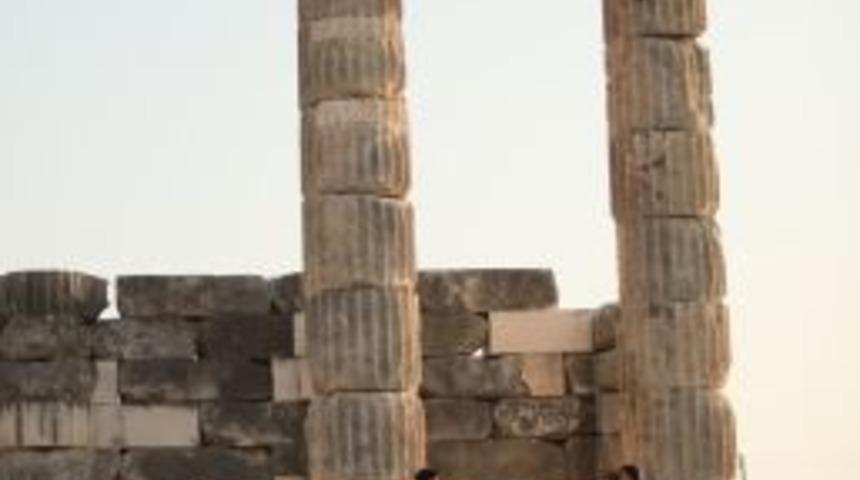 Nikah Masasında Imza Atıp, Antik Kentlerde Fotoğraf &Ccedil;ektiriyorlar