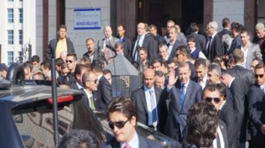 Erdoğan, Cami Kapısı Girişinde Namaz Kıldı