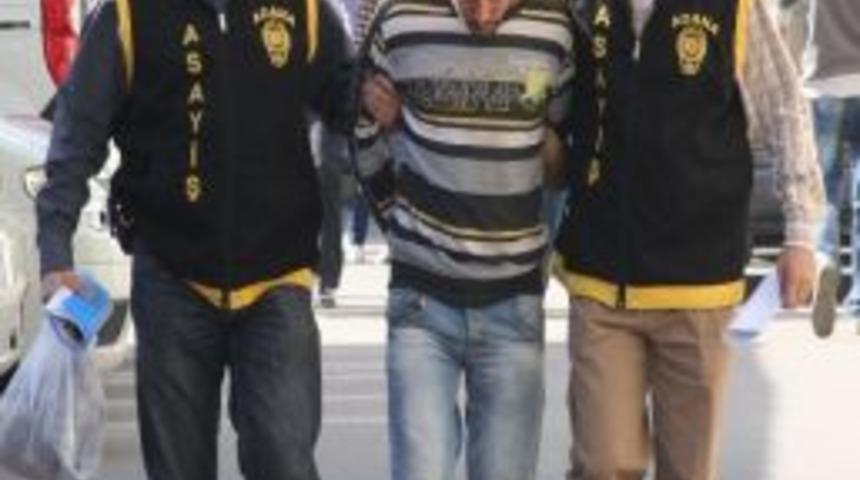 Konuşma i&ccedil;in &ccedil;ağırdığı karısını bı&ccedil;akladı