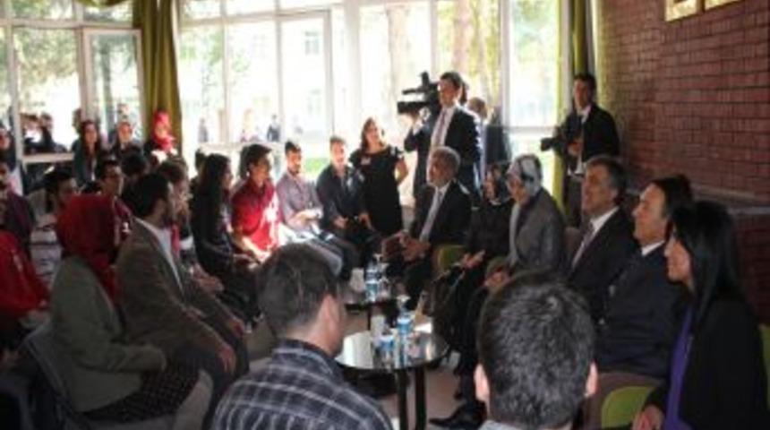 Cumhurbaşkanı Abdullah G&uuml;l, Kayseri&rsquo;de &Ouml;ğrencilerle Sohbet Etti