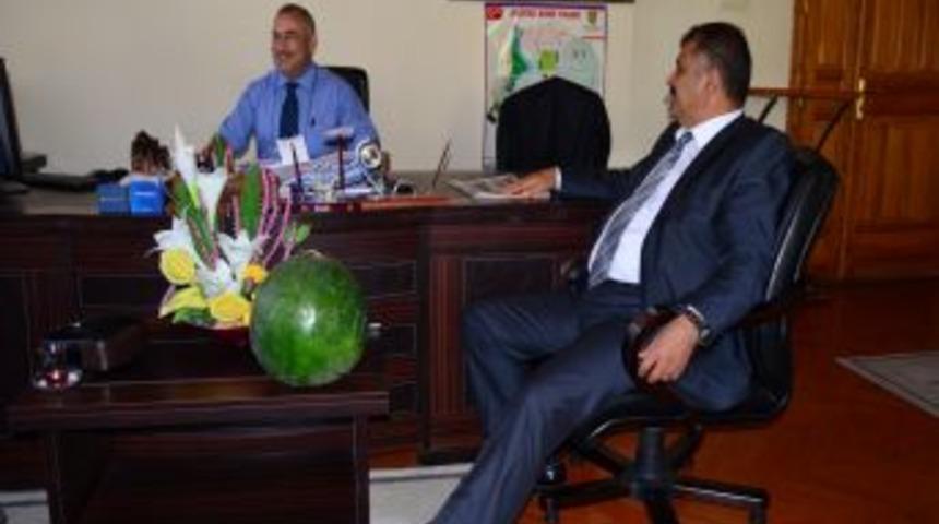 Belediye Başkanı, Kaymakama Hediye Olarak Organik Karpuz Getirdi