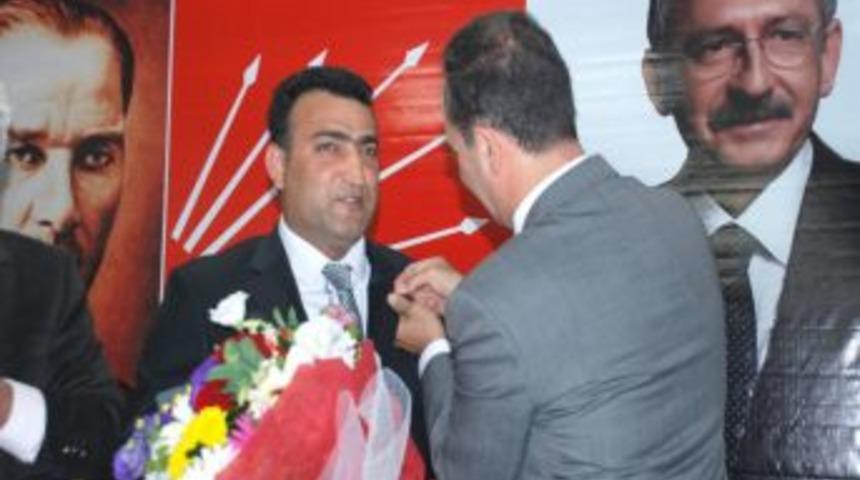 DP&rsquo;den CHP&rsquo;ye Ge&ccedil;enlere Rozetleri Takıldı