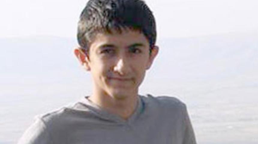 Anne ve babasının g&ouml;zleri &ouml;n&uuml;nde intihar etti