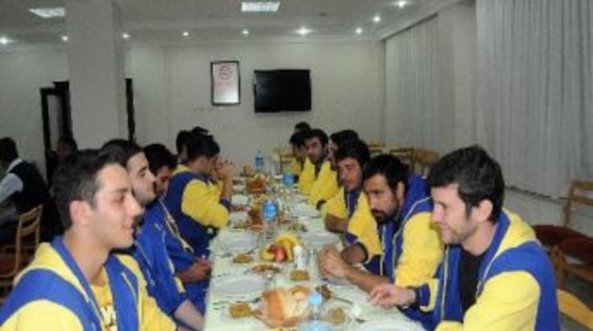 Karahasan, Sporcularla Yemekte Buluştu