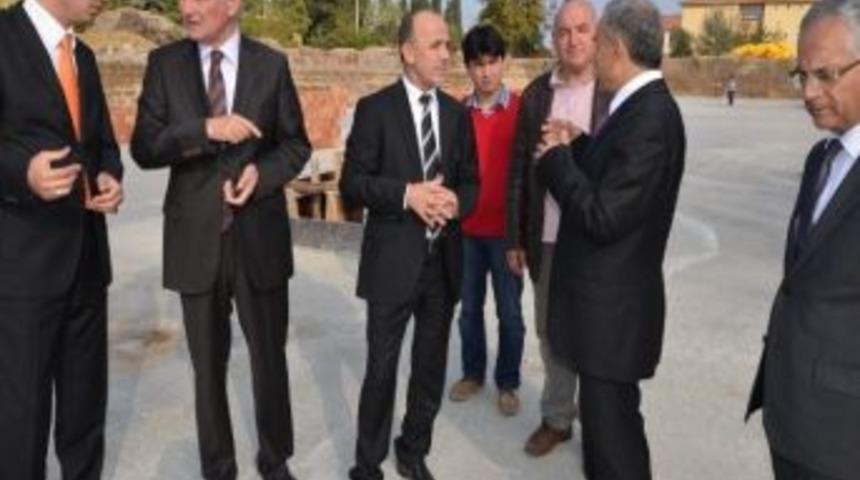 Vali B&uuml;y&uuml;k Okul İnşaatlarını İncelemeye Devam Ediyor