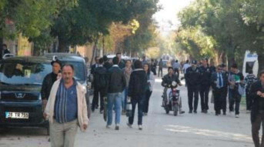 Valilik Meydanındaki &Ccedil;alışmanın Bitmemesine Tepki