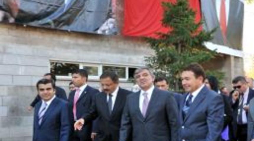 Cumhurbaşkanı G&uuml;l, Baret Takıp Inşaatı Gezdi