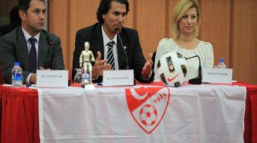 B&Uuml;&rsquo;de Kadın Futbolunun Geliştirilmesi Konulu Panel D&uuml;zenlendi