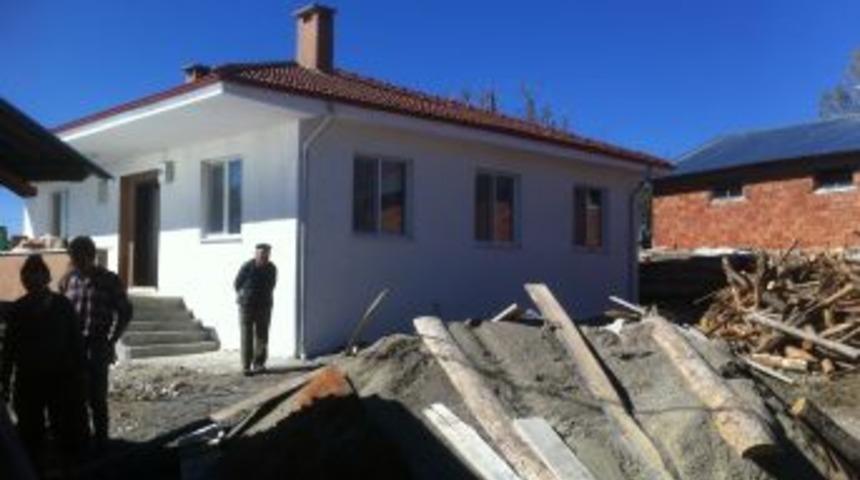 Evleri Yanan Ailelere Yeni Ev Yapılıyor