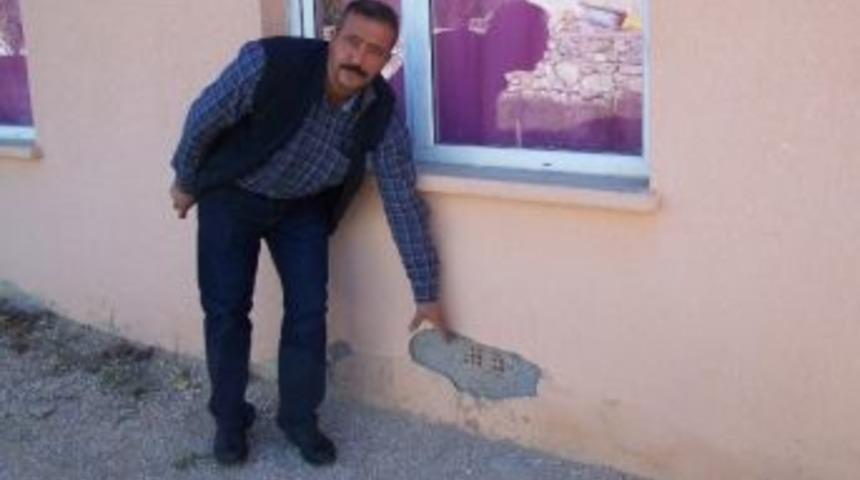 Depreme Dayanıksız Okulda Eğitim Devam Ediyor