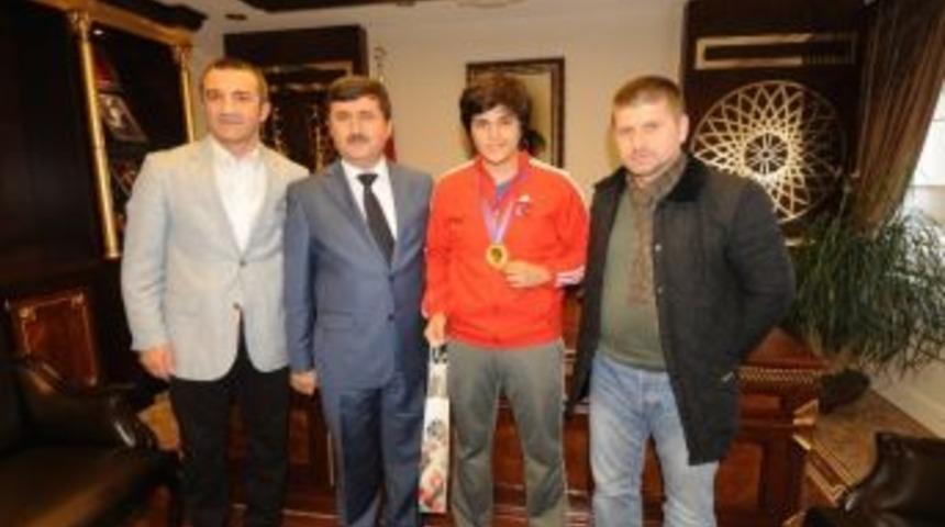 Vali &Ouml;z, D&uuml;nya Yıldızlar Boks Şampiyonu&rsquo;nu Tebrik Ederek Altın Hediye Etti