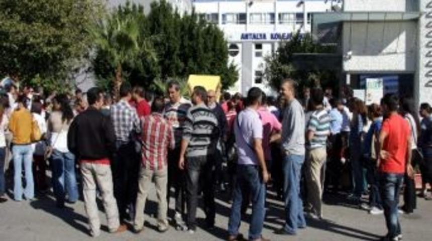 Maaşını Alamayan İşçilerden Oturma Eylemi