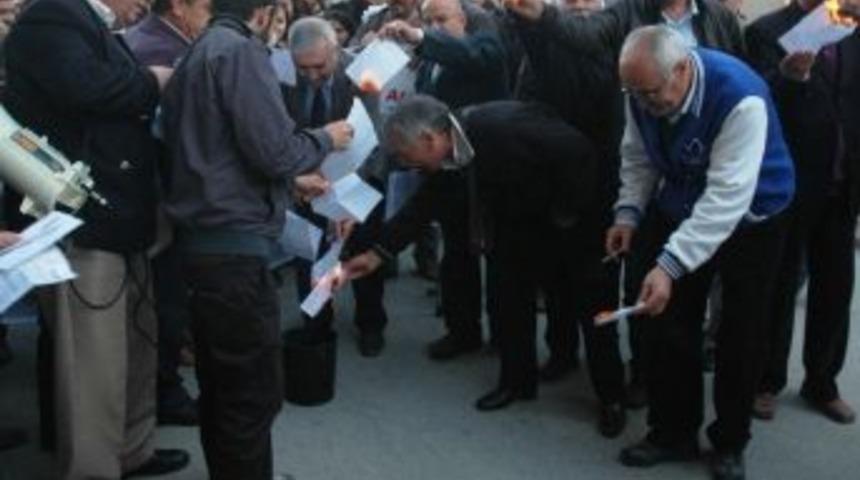 Kendilerine Kesilen Cezaları Yakarak Protesto Ettiler