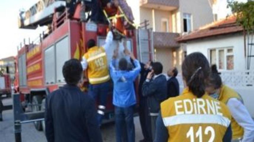 Elektrik Panosu Patlayan Apartmanda Mahsur Kalanları İtfaiye Kurtardı
