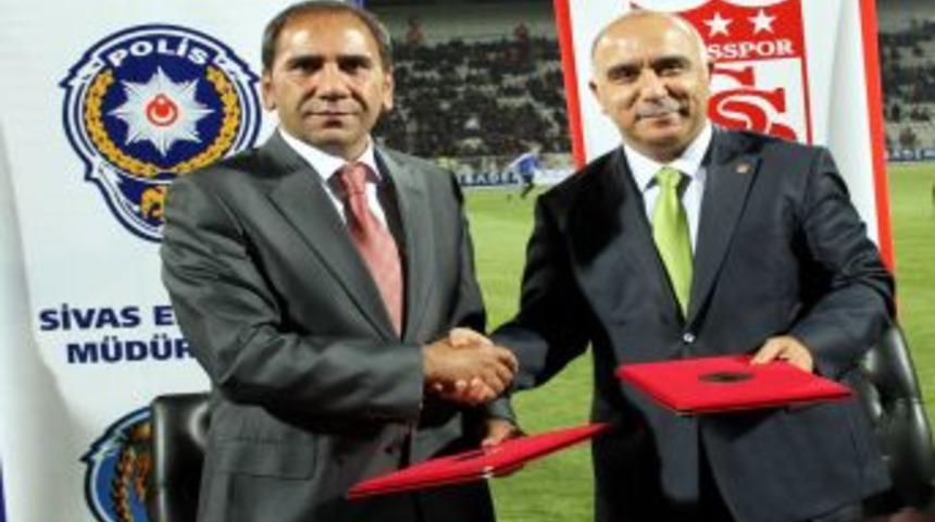 Sivasspor Ve Sivas Emniyet M&uuml;d&uuml;rl&uuml;ğ&uuml; Bilin&ccedil;li Taraftar Kartı Projesi Başlattı