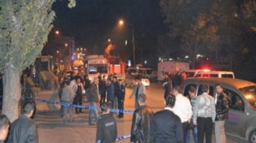 Minib&uuml;s Ve Otob&uuml;s Şof&ouml;rleri Arasında Silahlı Kavga: 2 Yaralı