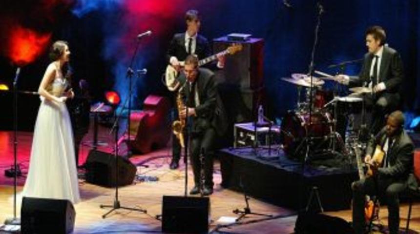 Gurbet&ccedil;i D&ouml;nmez, T&uuml;rkiye&rsquo;de Ilk Konserini Verdi