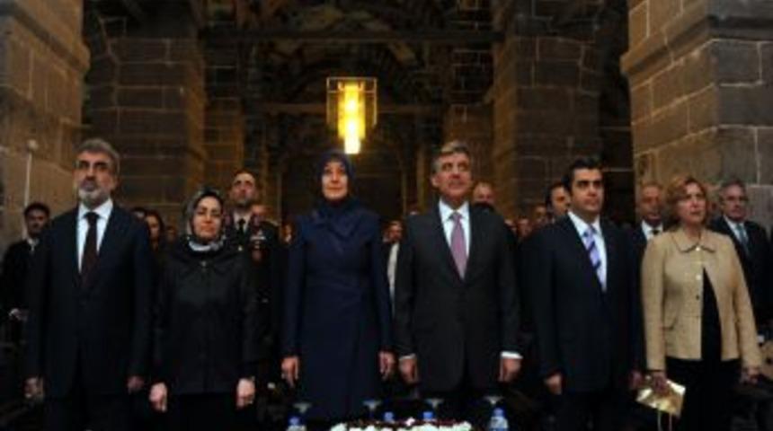 Cumhurbaşkanı G&uuml;l, Tarihi Kervansarayda Konser Izledi