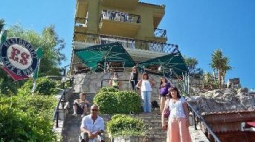 Emel Sayın Marmaris’teki Gayrimenkullerini Satıp Çeşme'ye Yerleşiyor