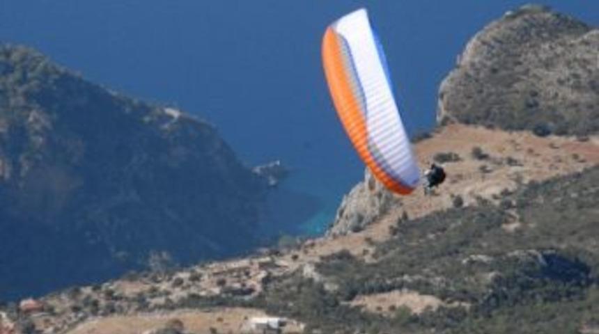 Kaza Yapan Norve&ccedil;li Paraş&uuml;t&ccedil;&uuml; Askeri Helikopterle Kurtarıldı