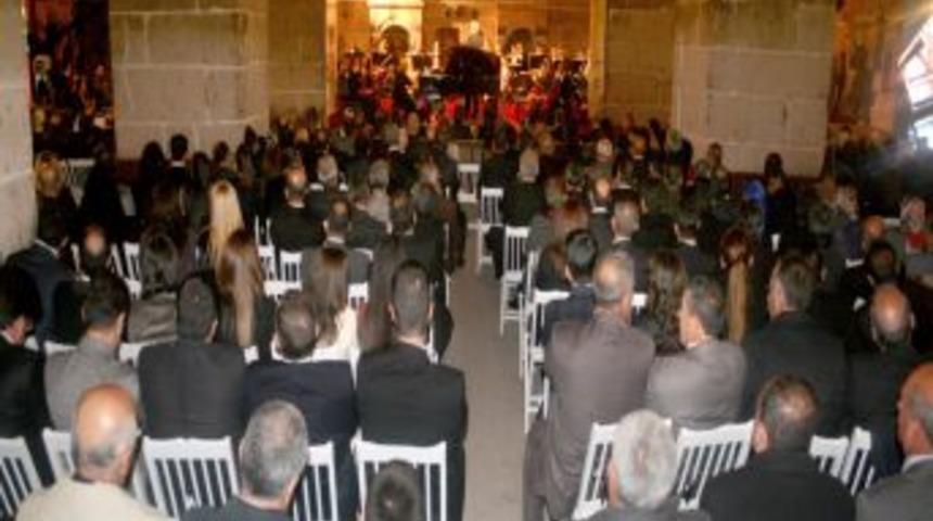 Cumhurbaşkanı G&uuml;l Konser Izlerken Korumaları Alarma Ge&ccedil;iren G&uuml;r&uuml;lt&uuml;