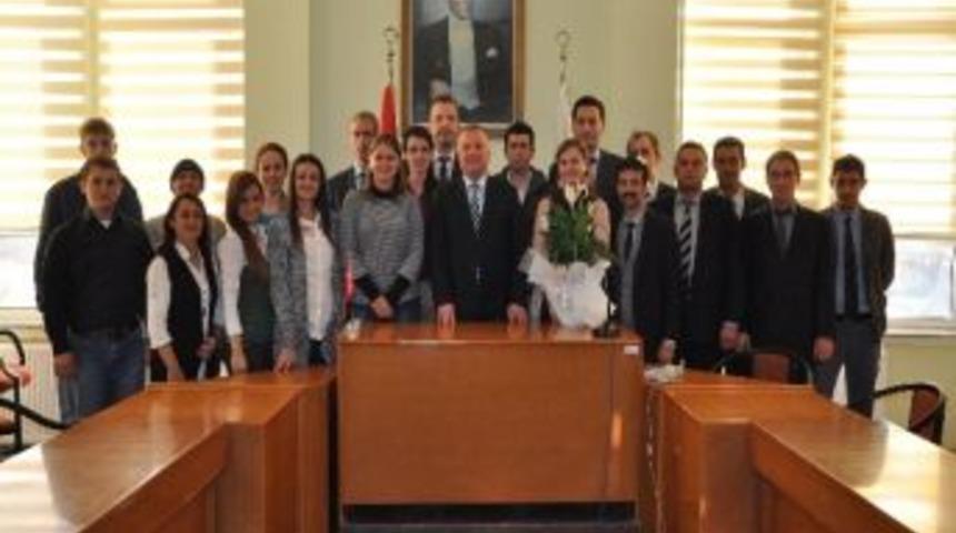 Kadroya Ge&ccedil;en 23 Belediye Personeli Belediye Başkanı Kaya&rsquo;yı Ziyaret Etti