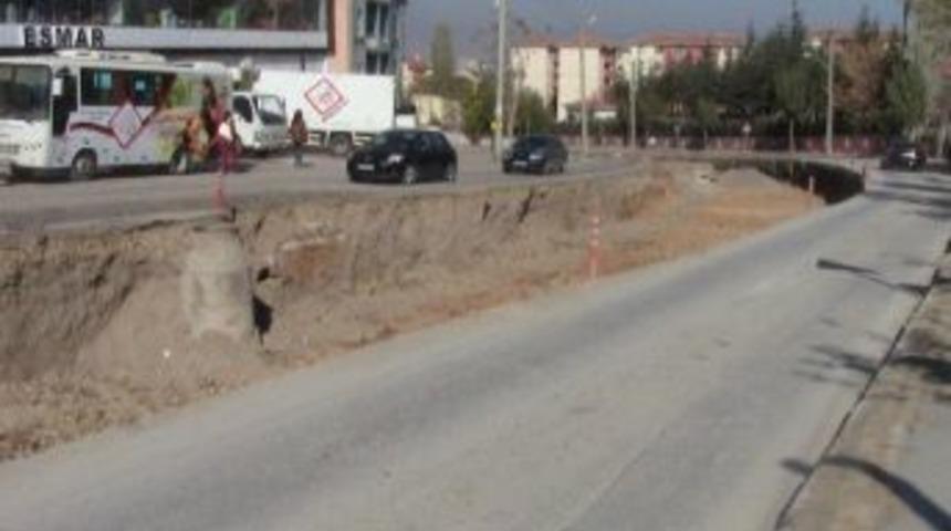 Tramvay &Ccedil;alışmaları Nedeniyle Cadde 2 Metre Aşağıya İndi
